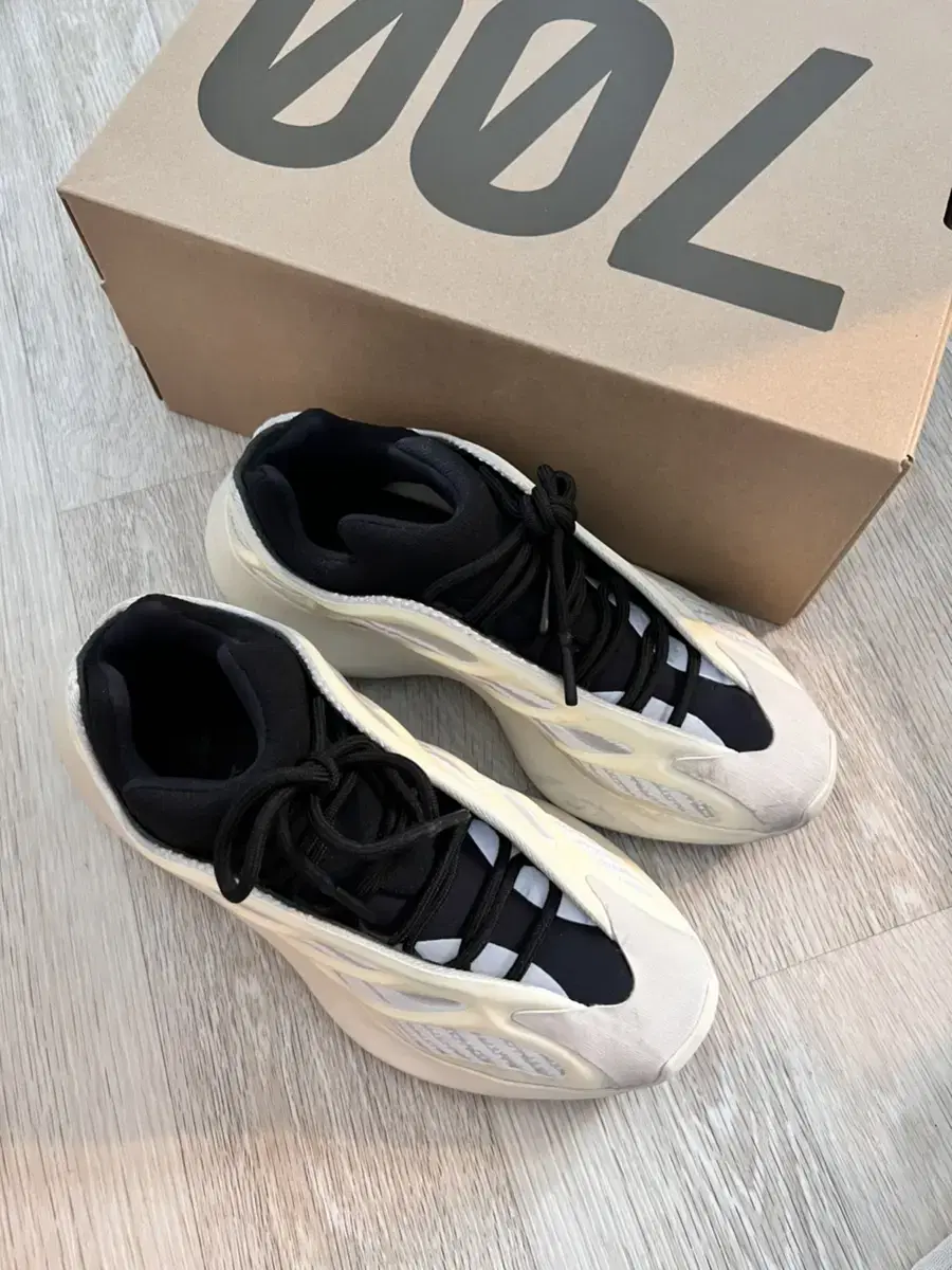 Yeezy adidas 700 sales